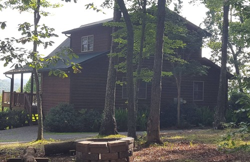 Murphy Cabin | Super pricing! FUN GETAWAY! GREAT VIEWS, & LOCATION! 4bds/3baths