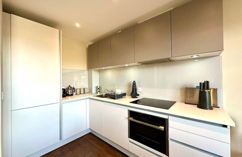 Poole Apartment | Super Trendy Apartment - Free Parking & Fast WiFi