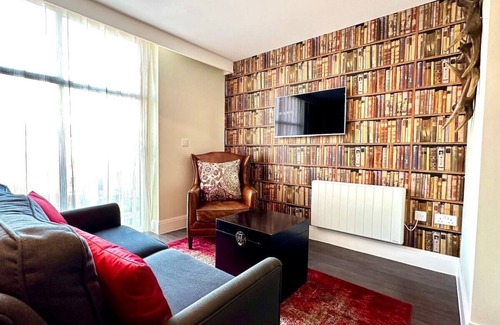 Poole Apartment | Super Trendy Apartment - Free Parking & Fast WiFi