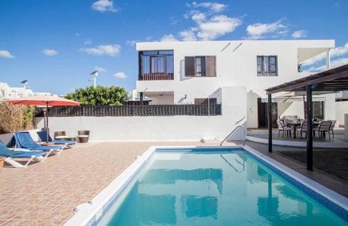 Puerto del Carmen Villa | Superb 3 bedroom villa very close to beach.supermarket,and nightlife