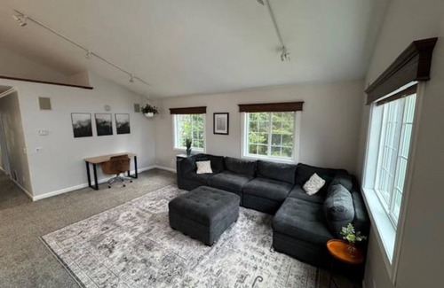 Mendenhaven House | Superb 3-bedroom townhome in Juneau