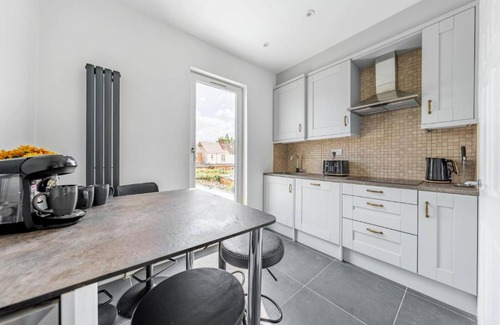 Southall Broadway House | Superb 3BD Home in the Heart of Southall -Sleeps 8