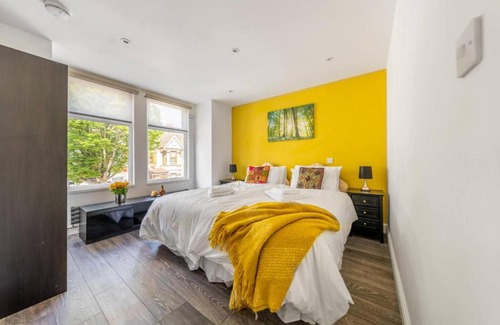Southall Broadway House | Superb 3BD Home in the Heart of Southall -Sleeps 8
