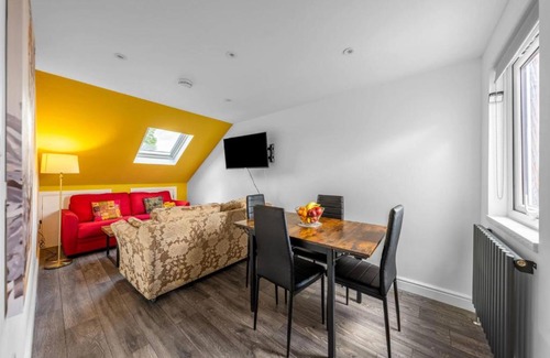 Southall Broadway House | Superb 3BD Home in the Heart of Southall -Sleeps 8
