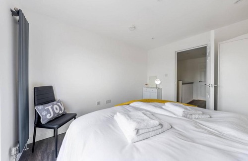 Southall Broadway House | Superb 3BD Home in the Heart of Southall -Sleeps 8