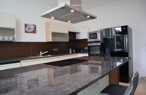 Favoriten Apartment | Superb 7BR Apt. For 22 People Near Hauptbahnhof