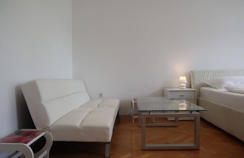 Favoriten Apartment | Superb 7BR Apt. For 22 People Near Hauptbahnhof