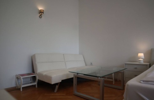 Favoriten Apartment | Superb 7BR Apt. For 22 People Near Hauptbahnhof