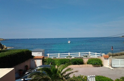 Sanary-sur-Mer Apartment | Superb 80 m2 duplex apartment in villa with exceptional sea view
