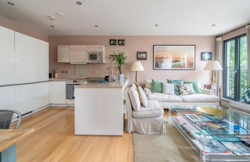 Golborne Apartment | Superb artist flat with free parking by Portobello