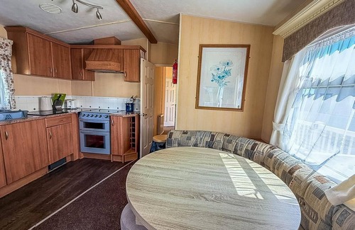 Kessingland House | Superb caravan by the seaside in Kessingland, Suffolk ref 90040SG