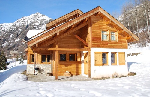 Vallouise-Pelvoux Ski Chalet | Superb chalet with 4 bedrooms, spacious living area with wood burning stove