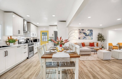 Sherwood Forest and Thistle Development House | Superb Disneyland Oasis: Outstanding Beauty