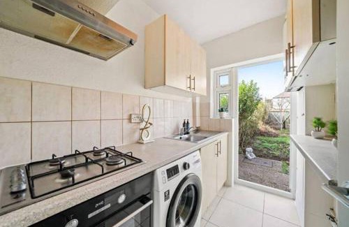 London Borough of Ealing House | Superb Private Room