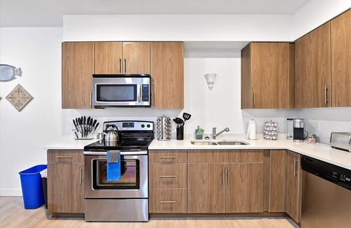 Salt Lake City Apartment | Superb Stay! Hot Tub, Gym, Comfy Beds. Wi-Fi