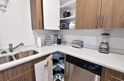 Salt Lake City Apartment | Superb Stay! Hot Tub, Gym, Comfy Beds. Wi-Fi