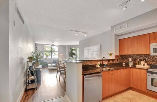 Lantana Condo | Superbe Condo