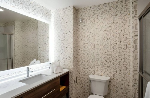 Southwind House | Superbly Appointed Room! Perfect for Work & Play!