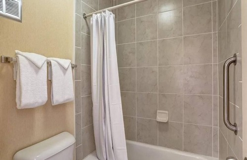 Pennington Bend House | Superior 1 King in Music Valley