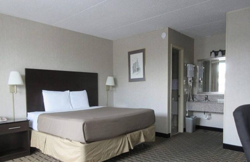 Pennington Bend House | Superior 1 King in Music Valley