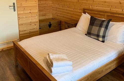Frodsham Hotel | Superior glamping pod with hot tub