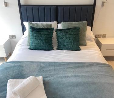 St Albans Apartment | Superior Large Suite Luxury Living City Apartment, 2 Kingsize Bedrooms Business Suite - Free WiFi