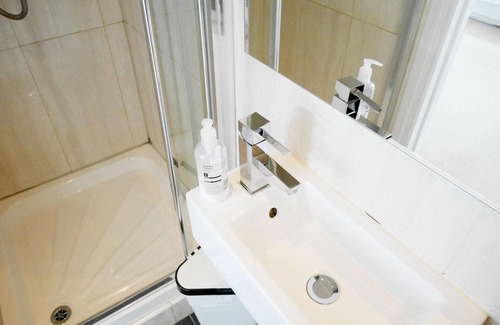 Kew Apartment | Superior Studio Sleeps 3 people near Kew Gardens