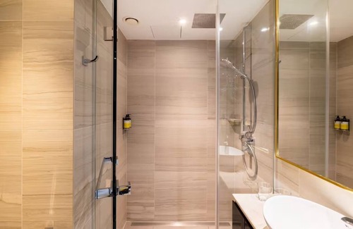 Portsoken Hotel | Superior, Towre Hyll King at Hotel Saint—Near World Class Museums!