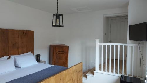 Preston House | Superking Size City Centre En-Suite Room + Parking