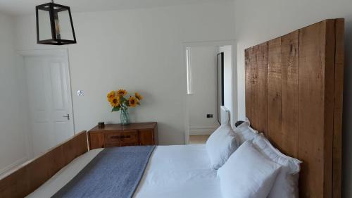 Preston House | Superking Size City Centre En-Suite Room + Parking