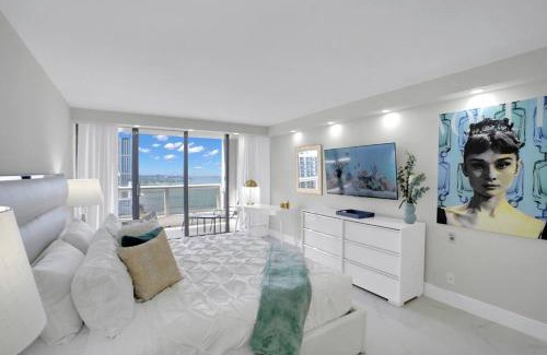 Downtown Miami Apartment | Superstar! Penthouse with Water and Park Views!