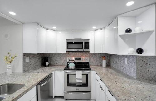Downtown Miami Apartment | Superstar! Penthouse with Water and Park Views!