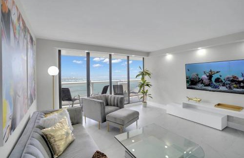 Downtown Miami Apartment | Superstar! Penthouse with Water and Park Views!