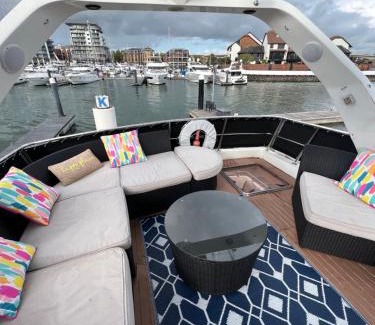Southampton City Centre Boat Rental | SUPERYACHT ON TOWN QUAY MARINA, SOUTHAMPTON - Very close to city centre and cruise terminals - free parking included