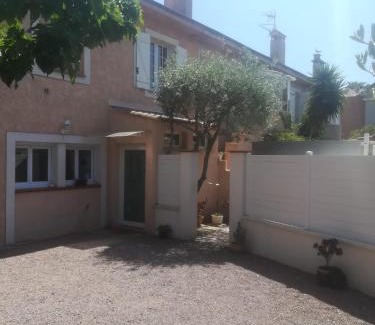 Frejus Plage Apartment | Sur le quai de port fréjus