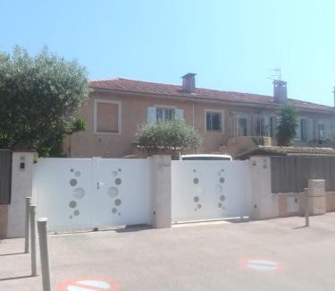 Frejus Plage Apartment | Sur le quai de port fréjus