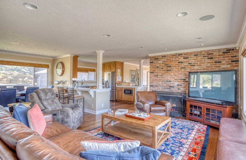 Warrenton House | Surf Pines Retreat- Oceanfront, Beach Access, Game Room, AC