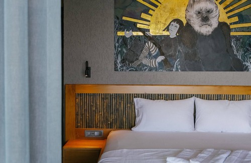 Bodrum City Center Apartment | Surfer Caravan Gastro Pub & Suites - Gorilla Suite