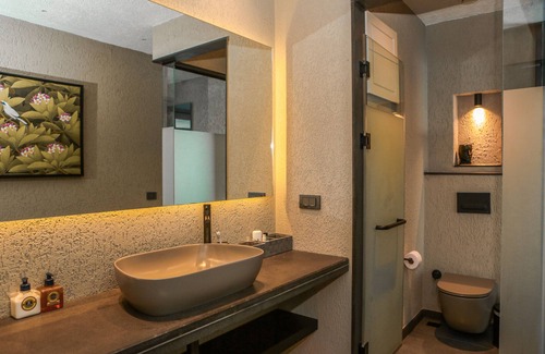 Bodrum City Center Apartment | Surfer Caravan Gastro Pub & Suites - Gorilla Suite