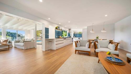 Ocean Shores House | Surfers Rest - Stunning home 3 mins to beach