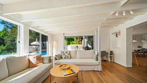 Ocean Shores House | Surfers Rest - Stunning home 3 mins to beach