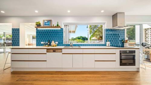 Ocean Shores House | Surfers Rest - Stunning home 3 mins to beach