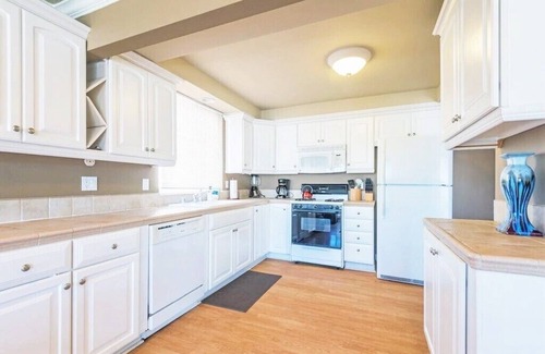 West Newport House | SurfView1Min2BeachDisney25Min BikesPark2CarsWasher