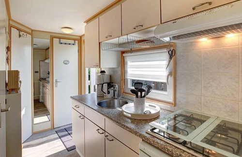 Lathum House | Surrounded by water, this cozy cottage welcomes you in a well-kept vacation complex.