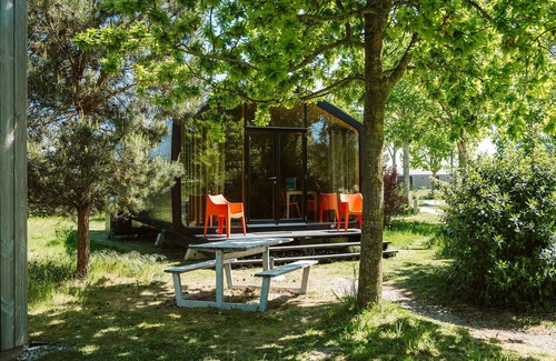 Ouddorp Ski Chalet | Sustainable cottage made of recycled cardboard