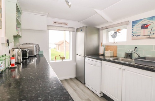 Bacton Cottage | SUZANNE'S BEACH HUT, pet friendly, country holiday cottage in Walcott