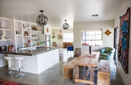 Joshua Tree House | Sweeping Desert Views w/soaking tub, hammocks, chef's kitchen