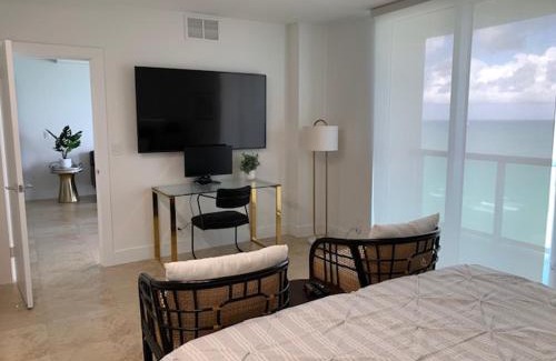 Hollywood South Central Beach Apartment | Sweeping Ocean Views of Hollywood Beach - Unit 14F