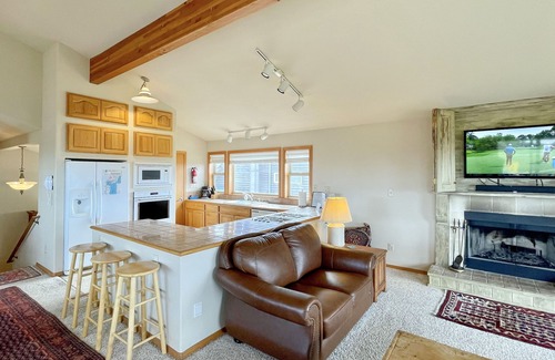 Bandon House | Sweeping Ocean Views, Steps to Beach
