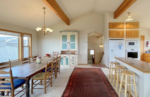 Bandon House | Sweeping Ocean Views, Steps to Beach